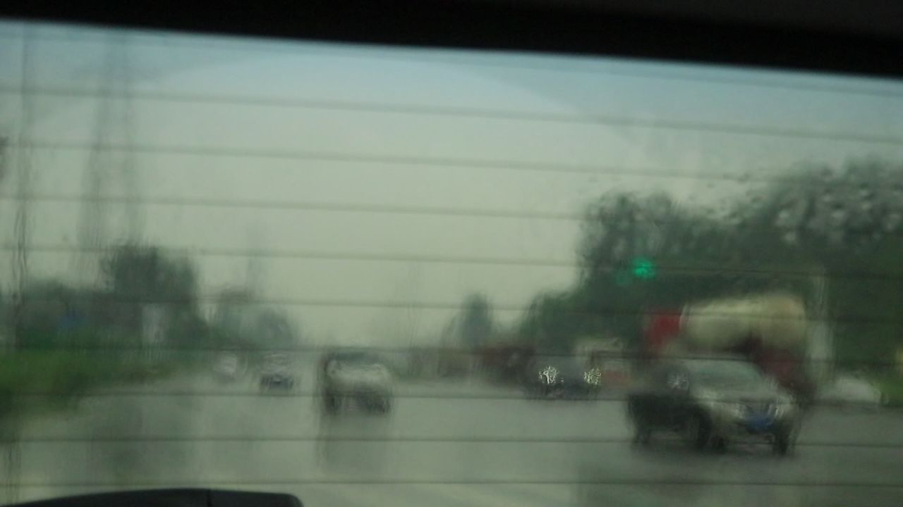 车窗雨景
