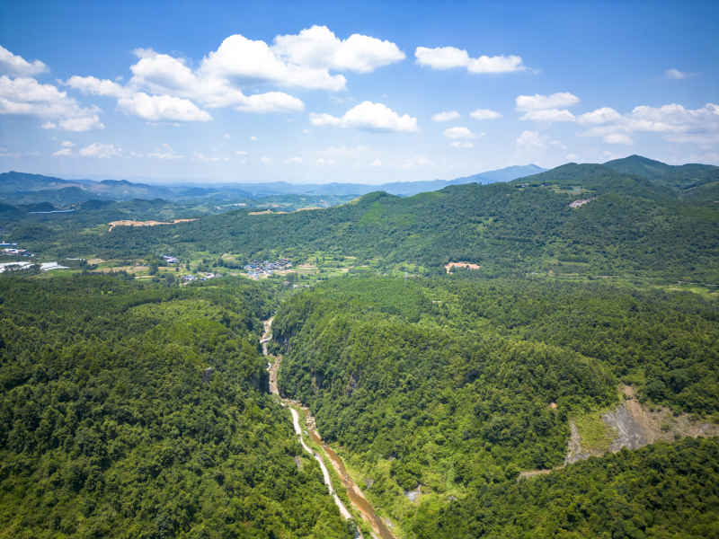  祖国壮丽山河蓝天白云青山森林摄影图