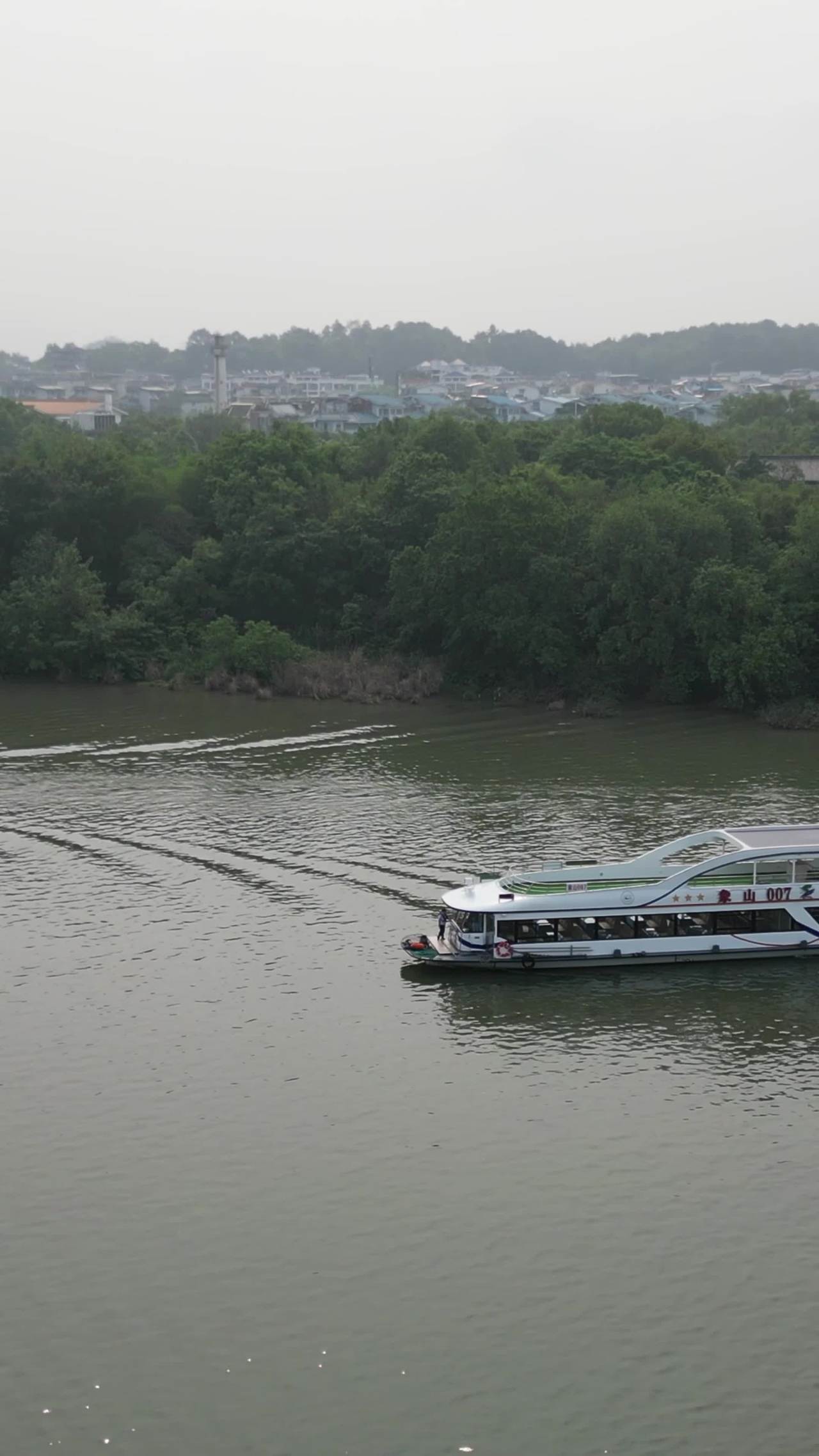 河畔游船之旅