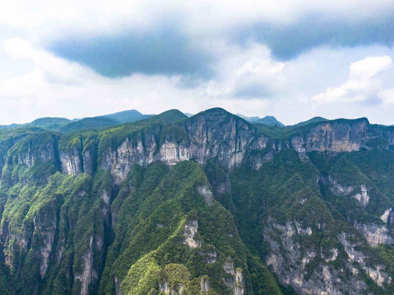 湖南张家界大山深处山谷悬崖
