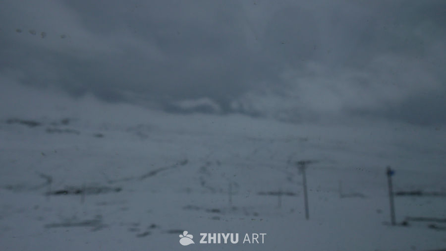 夜幕下的雪地