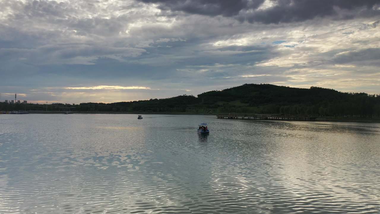 湖畔静谧时光