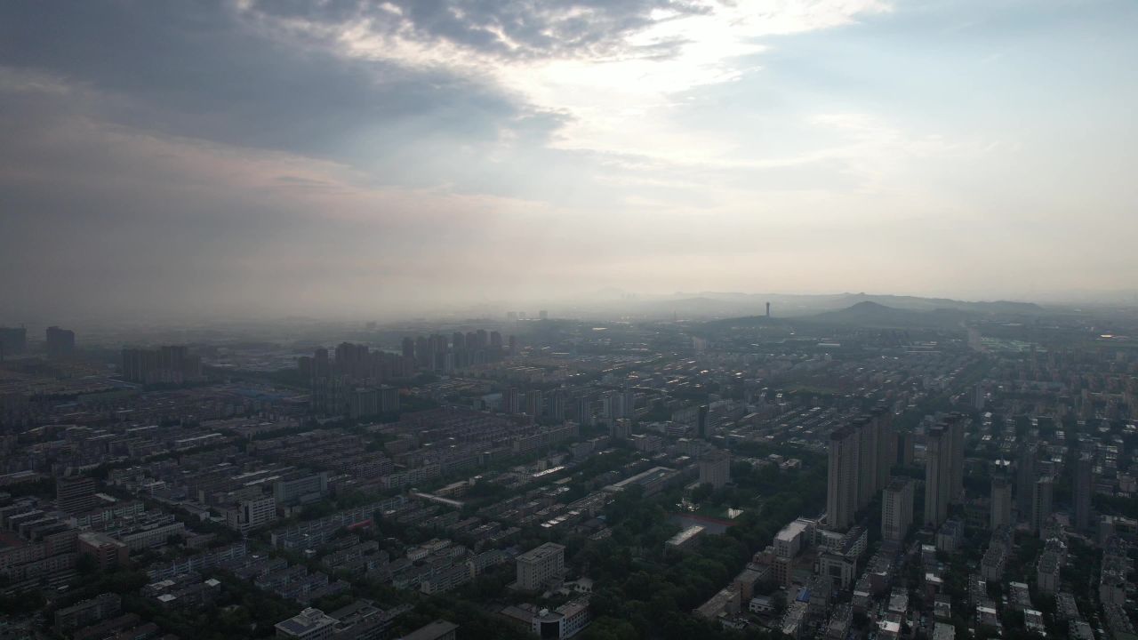 山东淄博城市清晨迷雾航拍 