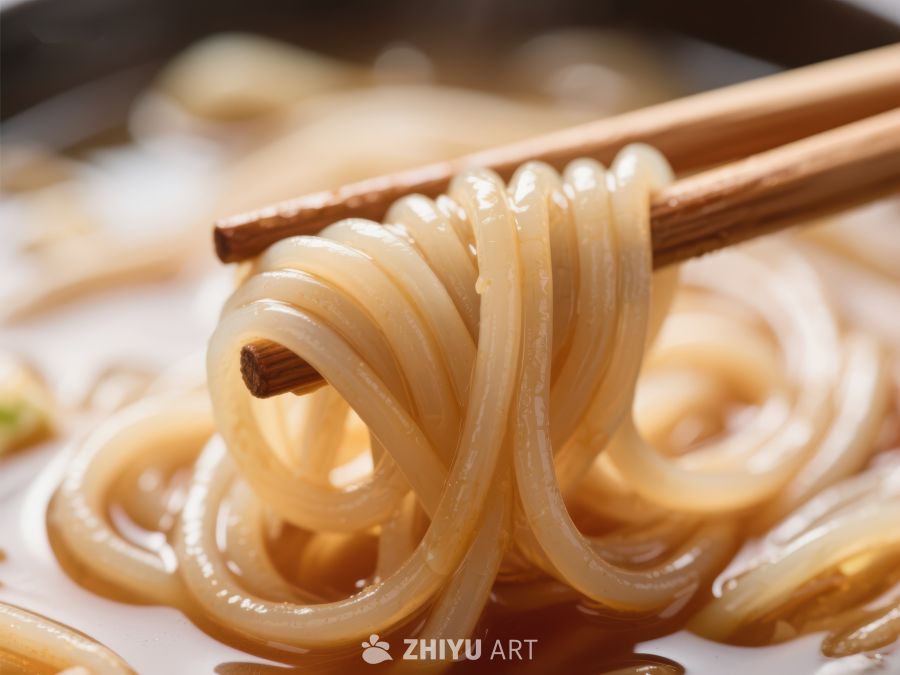 筷子夹起透明面条，热汤中特写 341