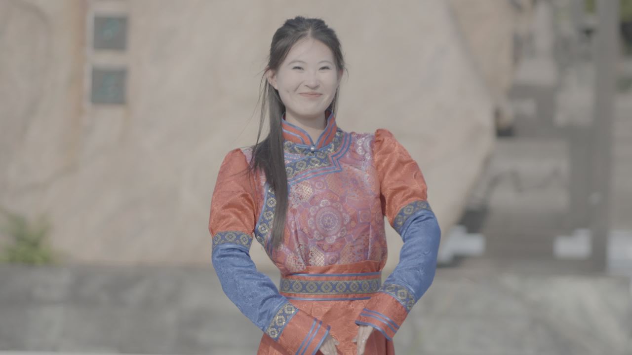 传统服饰下的微笑