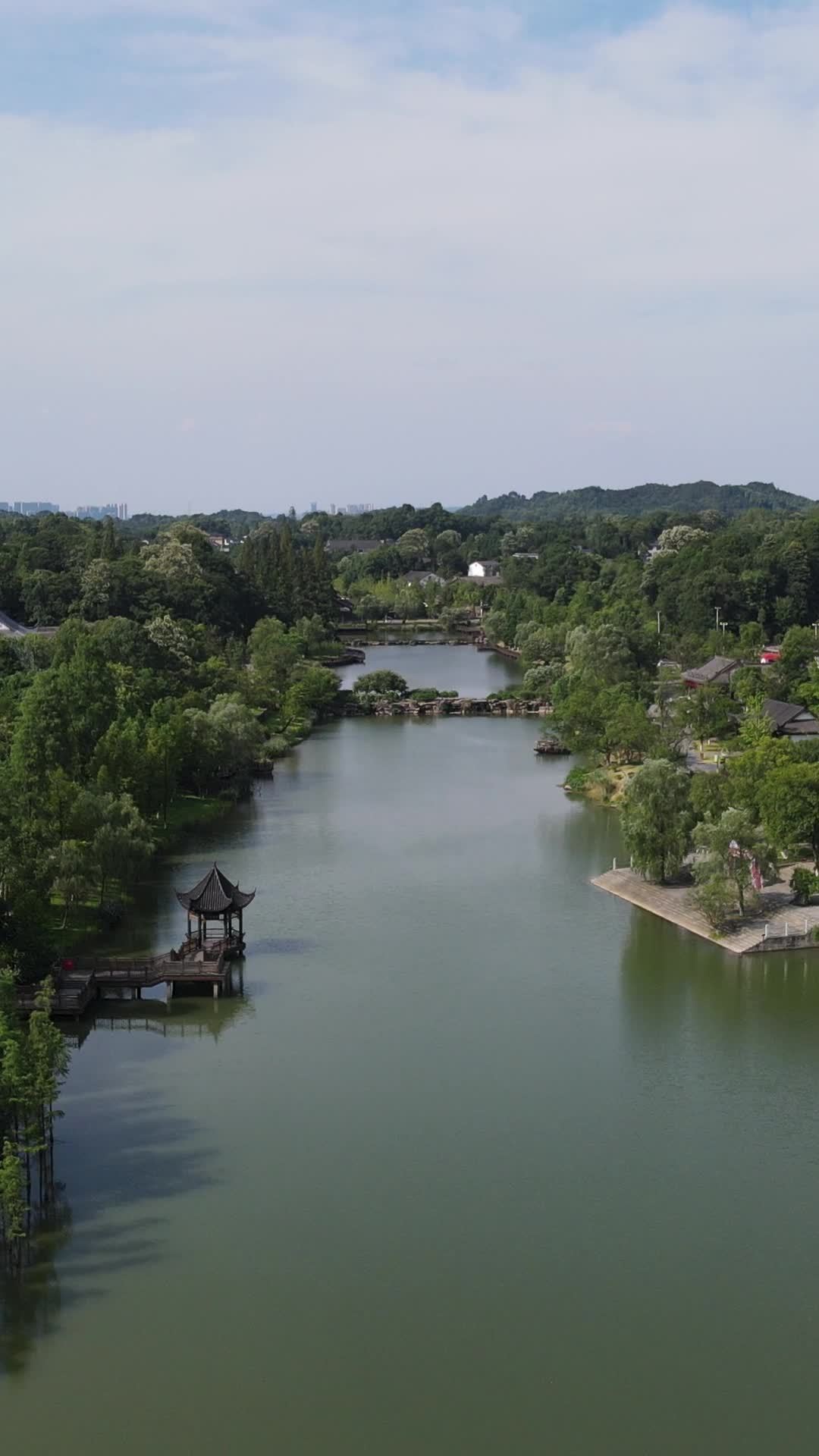 湖畔静谧时光