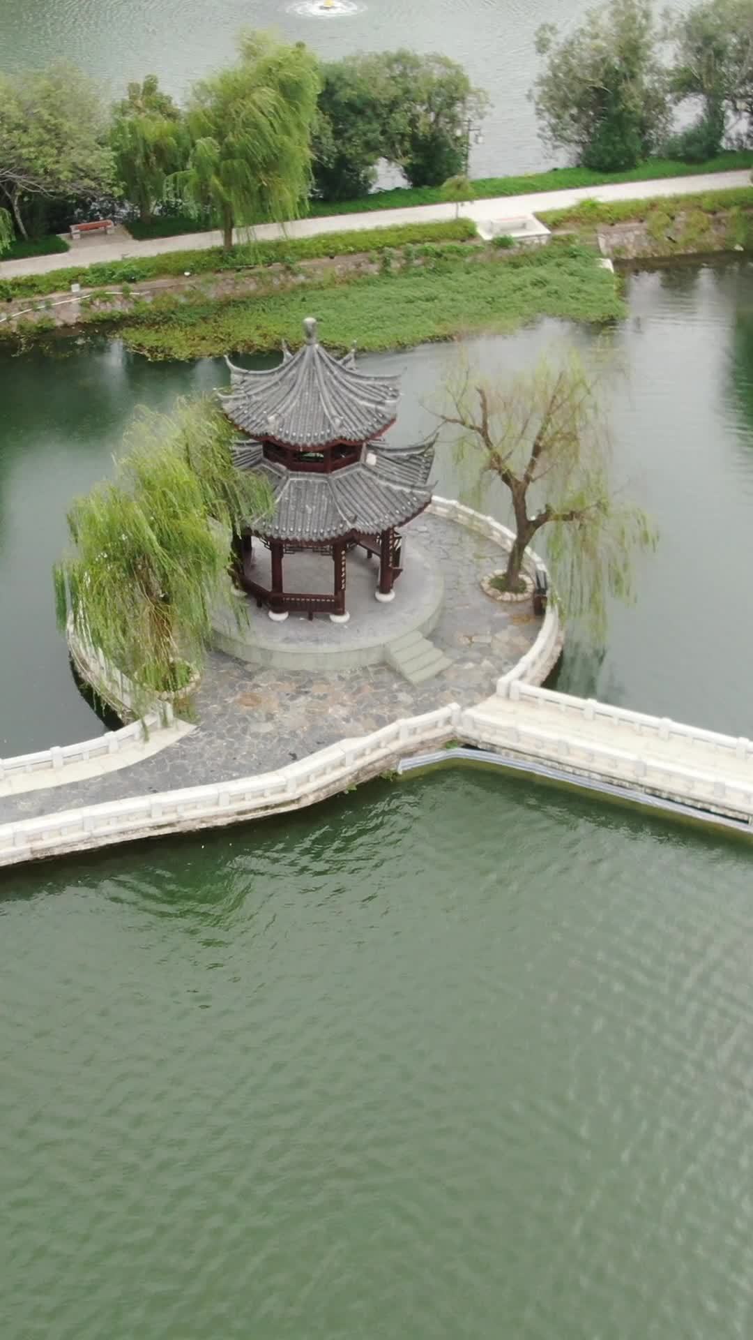 湖畔亭阁静谧景