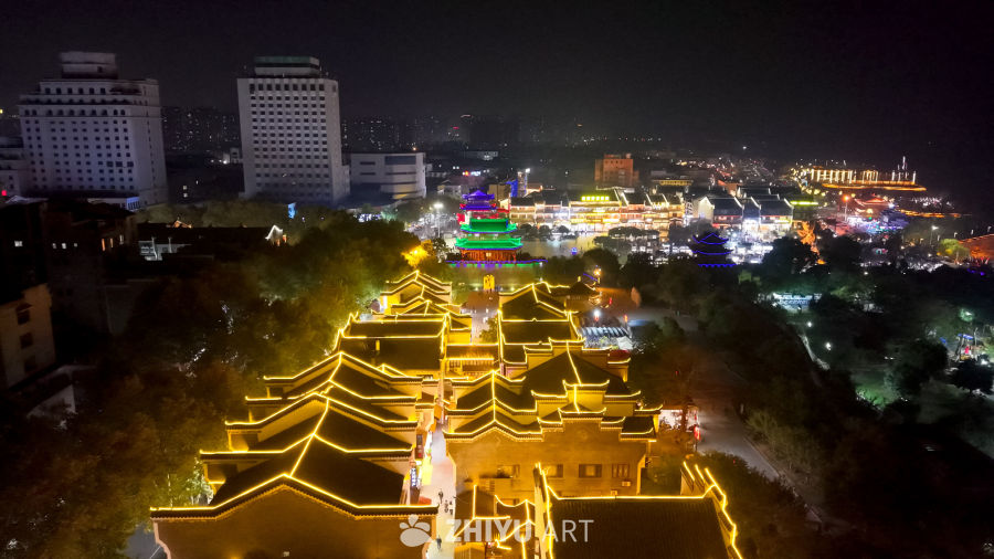 灯火辉煌的古城夜景