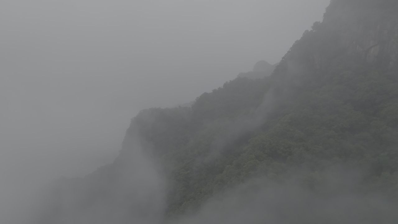 云海中的山峦