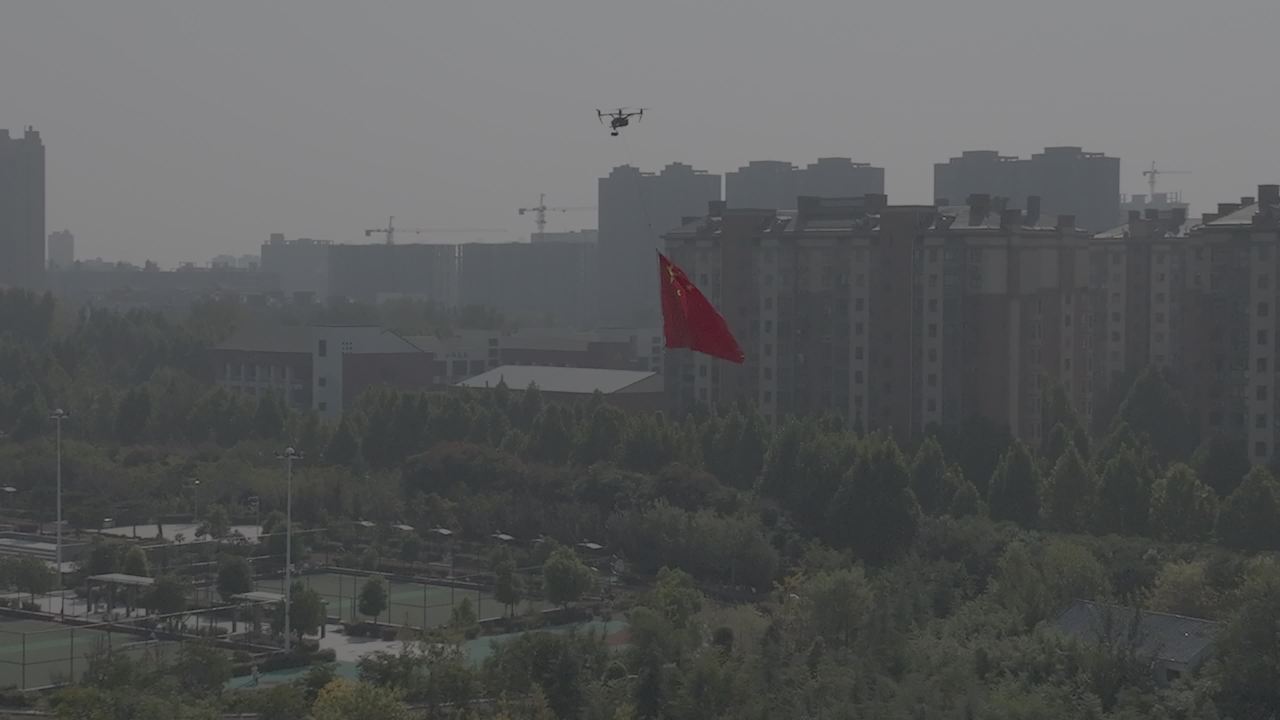 空中飘扬的国旗