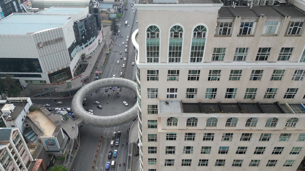 云南昆明网红打卡甜甜圈人行天桥航拍 