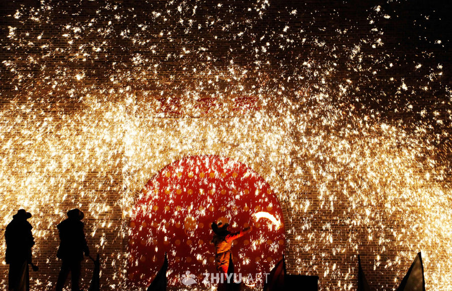 烟花表演：夜空中的火花盛宴