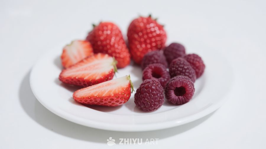 新鲜草莓与覆盆子的美味组合