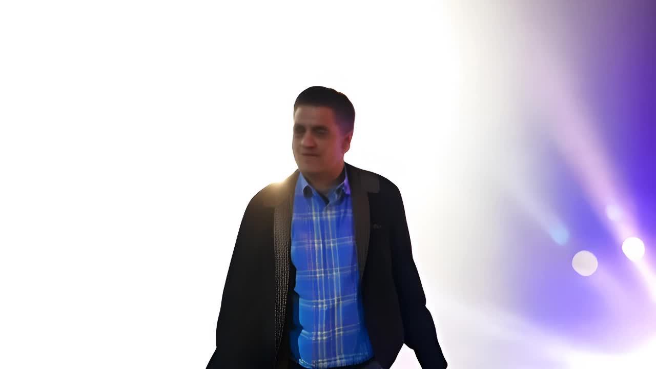 蓝色和紫色的灯光照亮舞台。一个男性歌手手持麦克风，