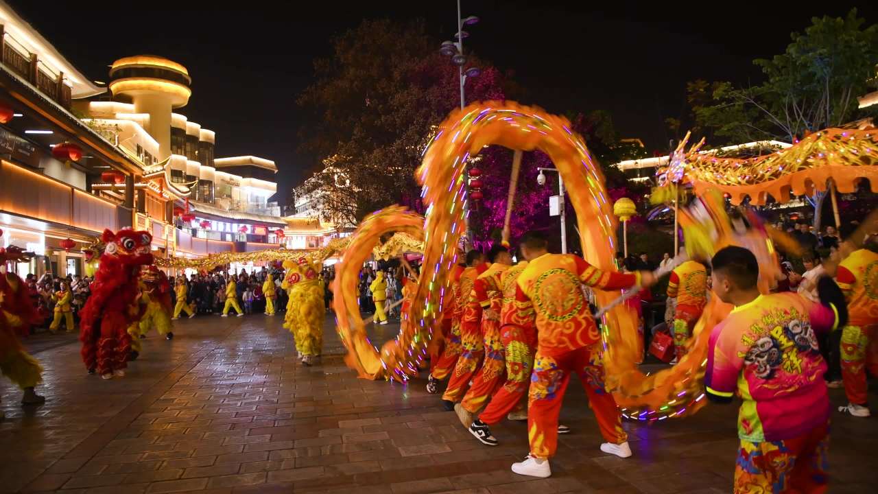 4k城市夜晚老街 舞龙舞狮巡游 闹新春