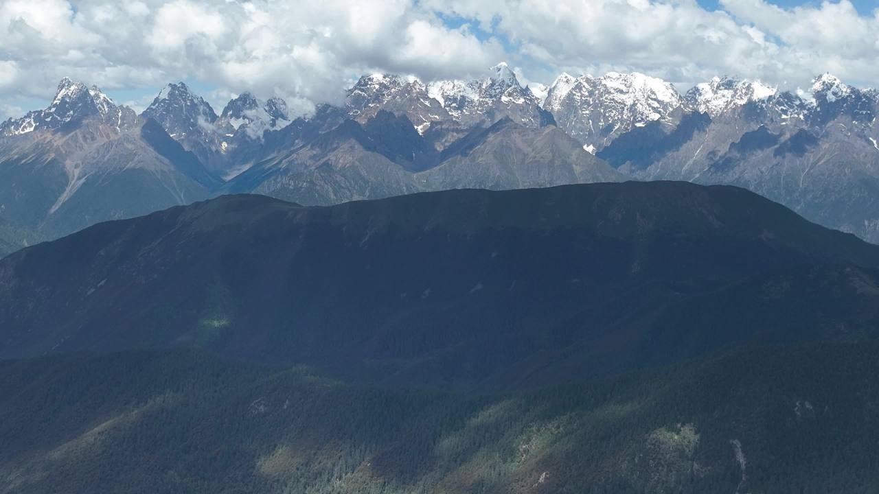 高山峡谷蓝天白云风景