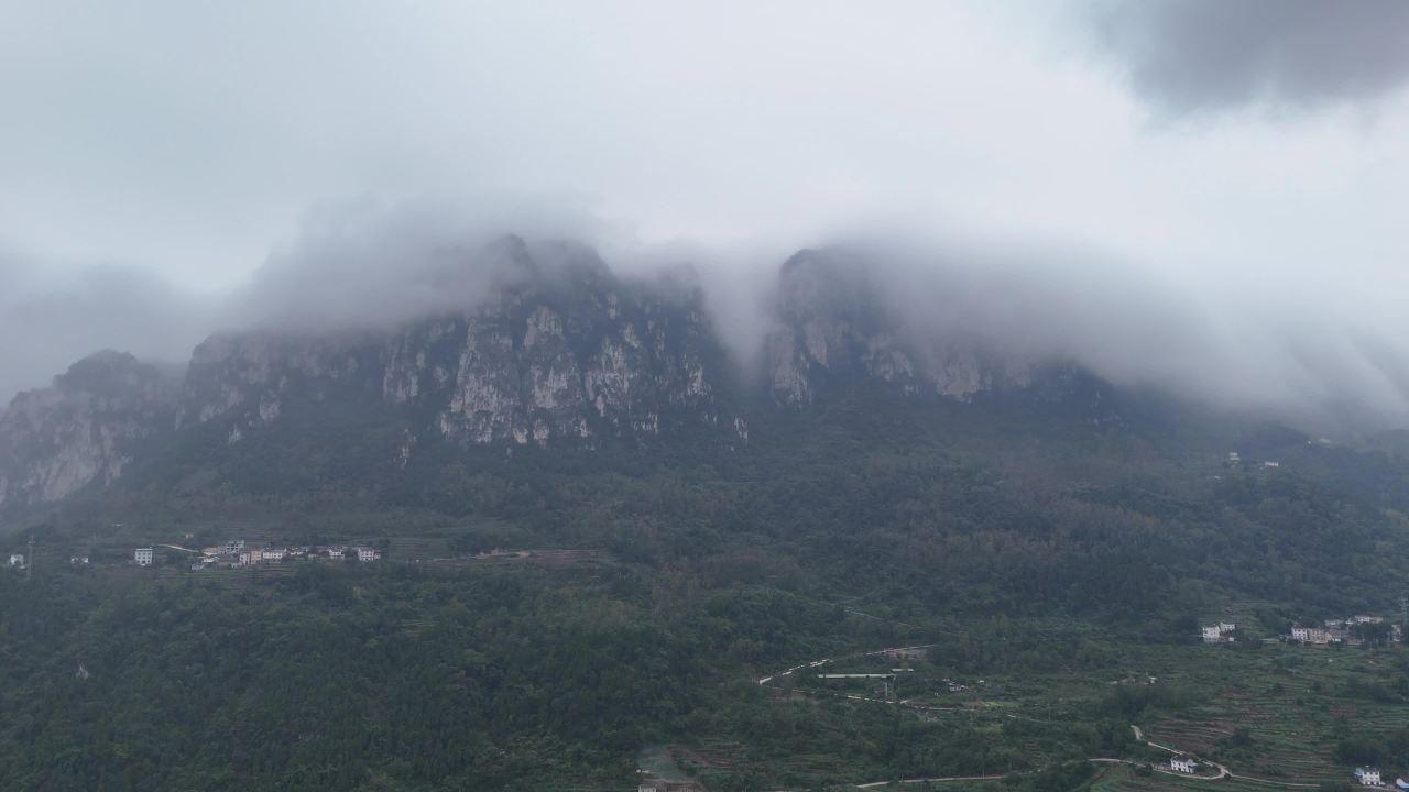 云雾缭绕的山林航拍