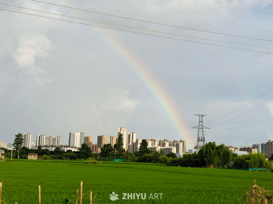 彩虹下的城市与田野