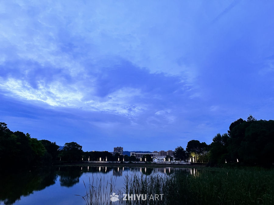 湖畔夜色静谧时光