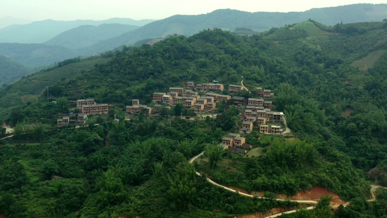 山间绿意盎然的村庄