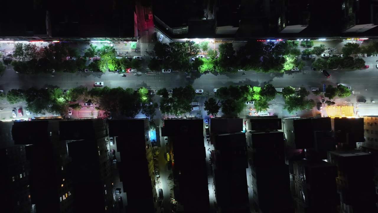 夜幕下的城市街景