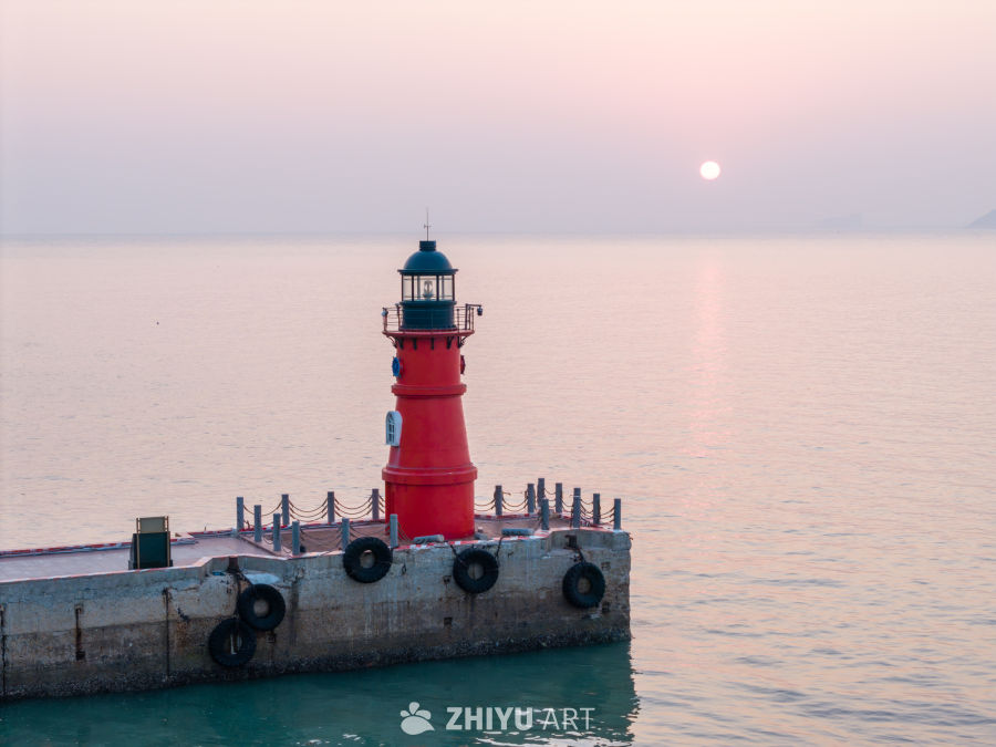 红灯塔的日落海景