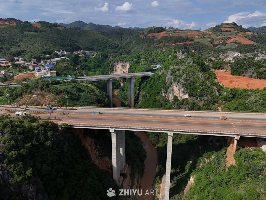 山间蜿蜒的高速公路