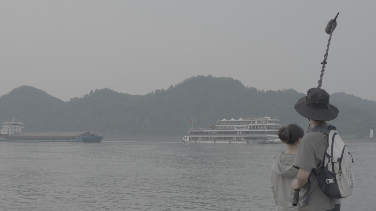 河畔观景的宁静时光