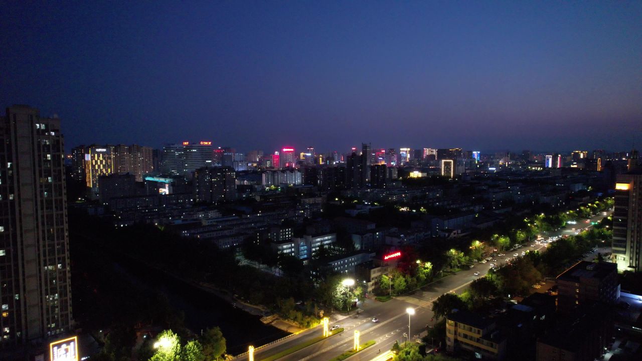 山东潍坊城市夜景交通车辆行驶航拍 