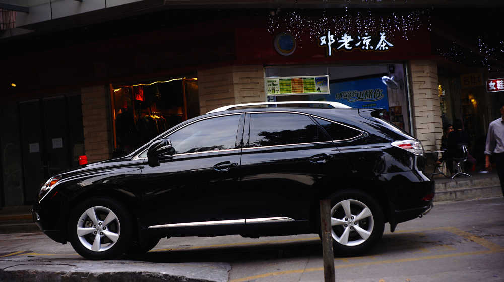 路边的黑色汽车