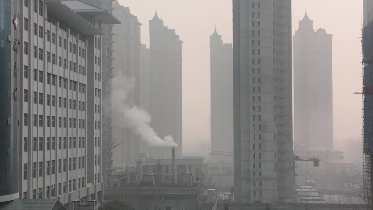 城市雾霾下的高楼