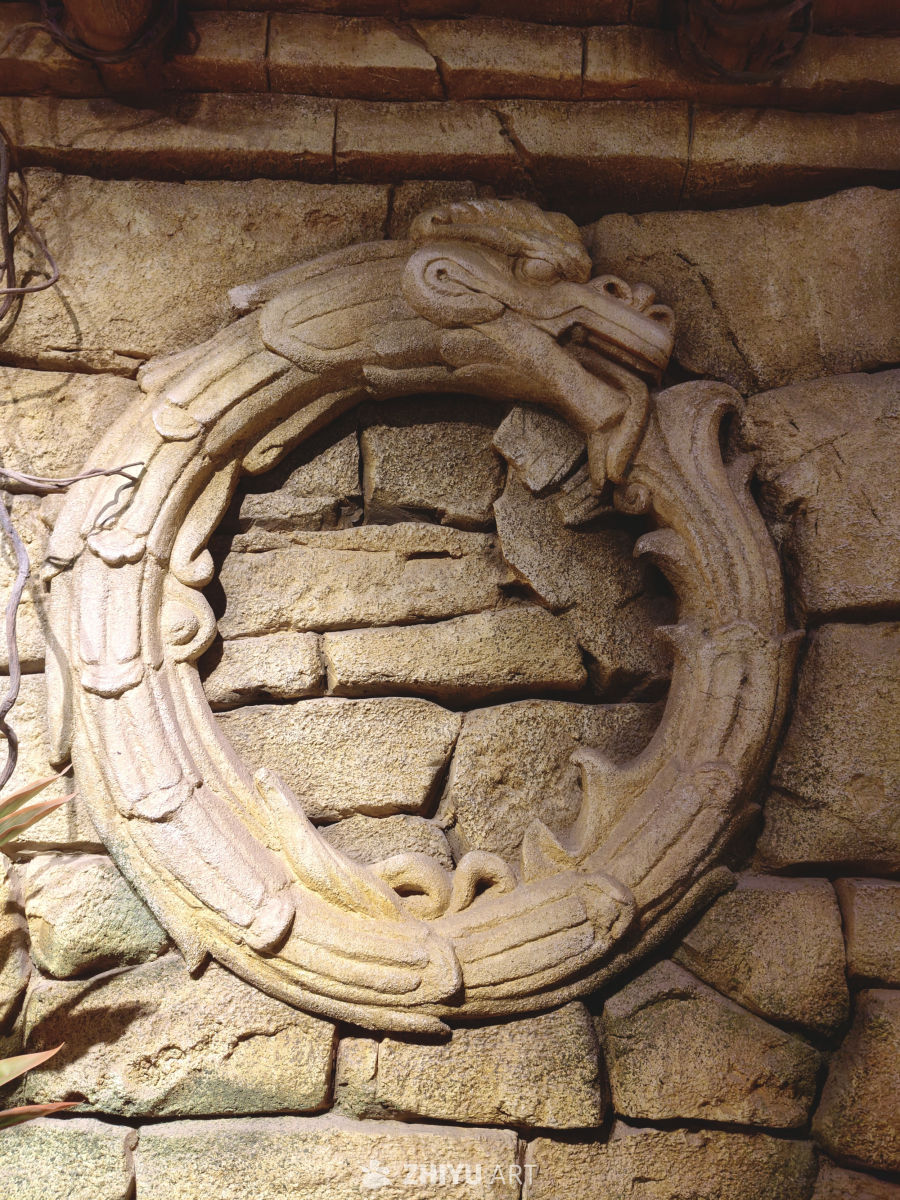 复古石质环形衔尾龙雕刻特写
