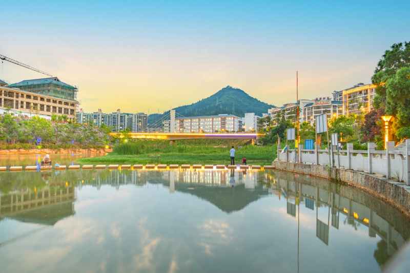 夕阳下的钓鱼人