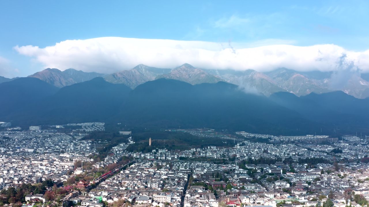 云南大理苍山下的古城城市建筑风光航拍