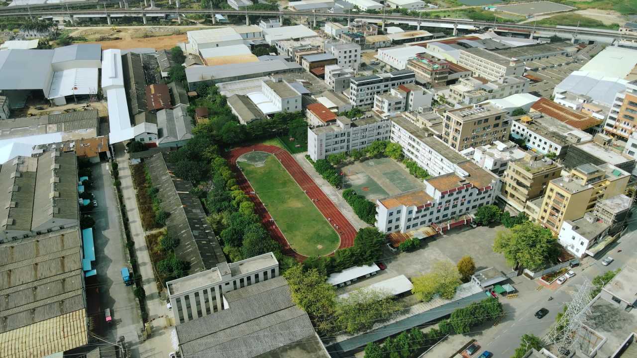 航拍学校操场学生跑步