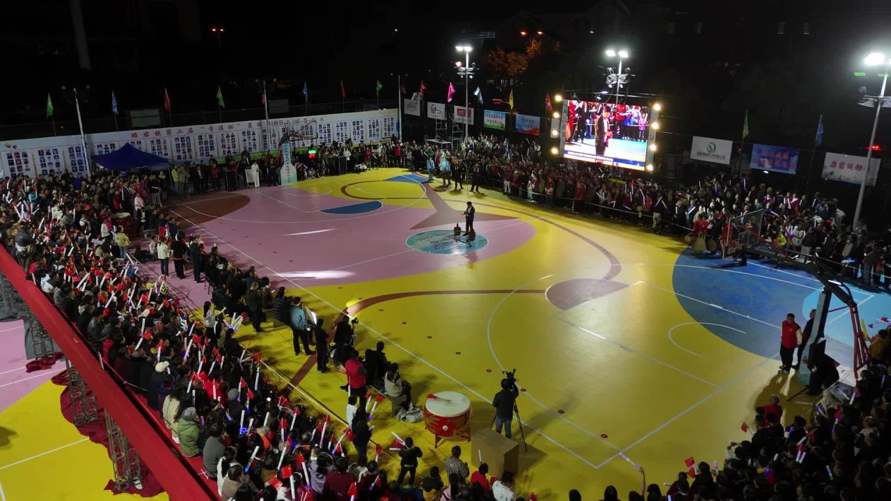 夜晚篮球场灯光秀