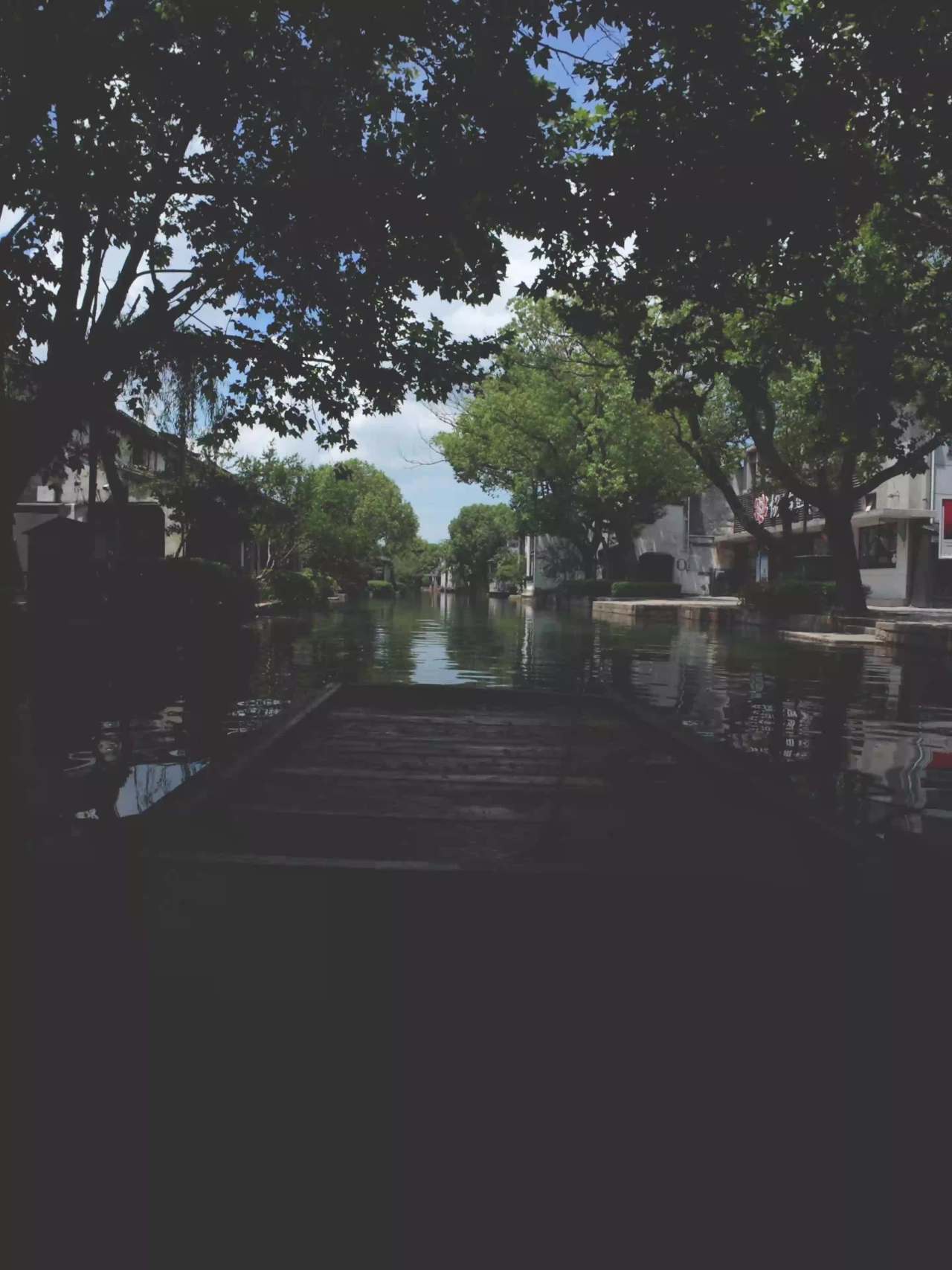 苏州黎里古镇摇橹船上观光风景