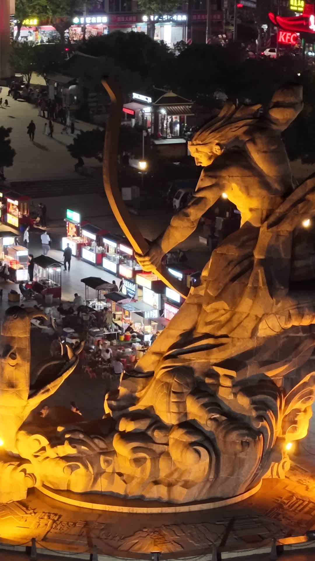 夜色中的城市雕像