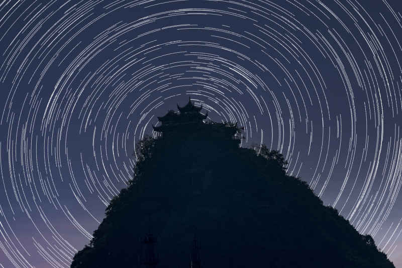 黑夜中的古建筑