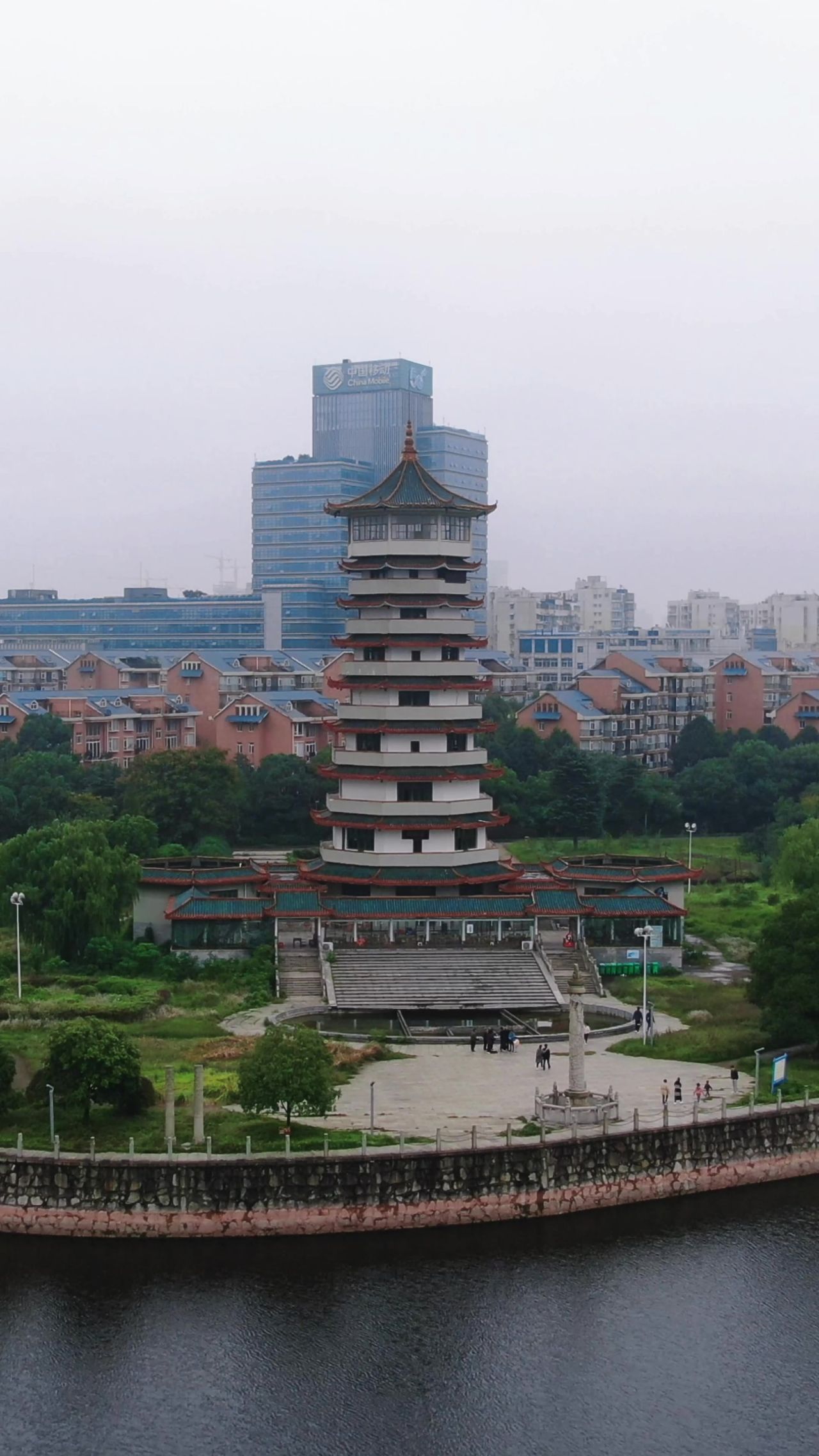 湖南烈士公园风雨桥竖屏航拍