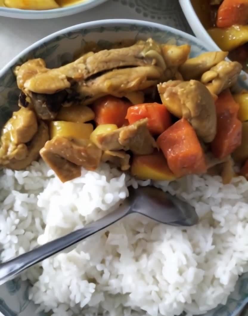 咖喱鸡肉饭：胡萝卜、土豆与鸡肉的美味组合