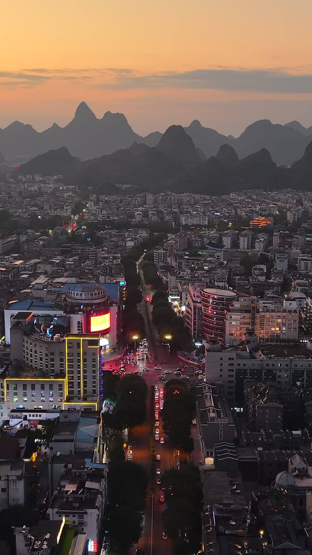 城市黄昏与山峦的交响