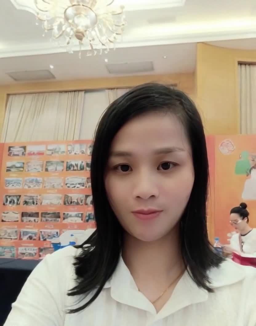 一位穿白衬衫的年轻女性在室内自拍