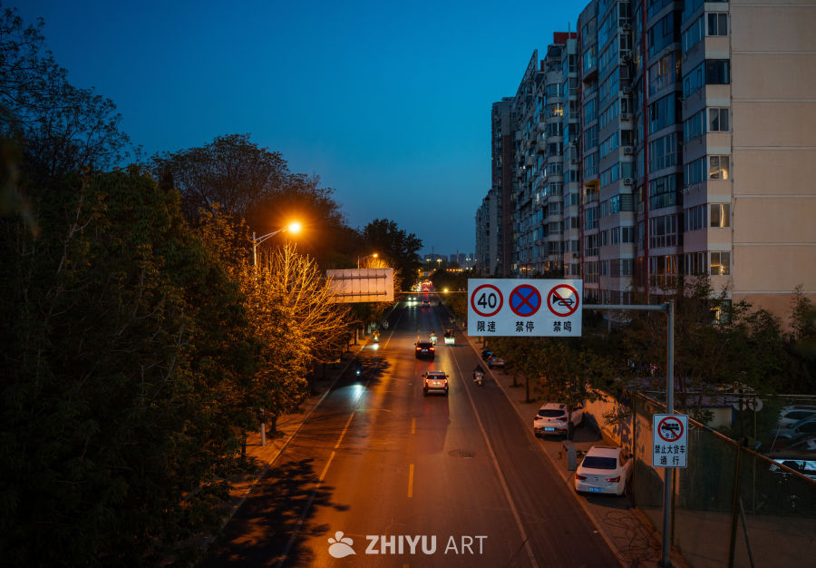 城市夜景：静谧的街道