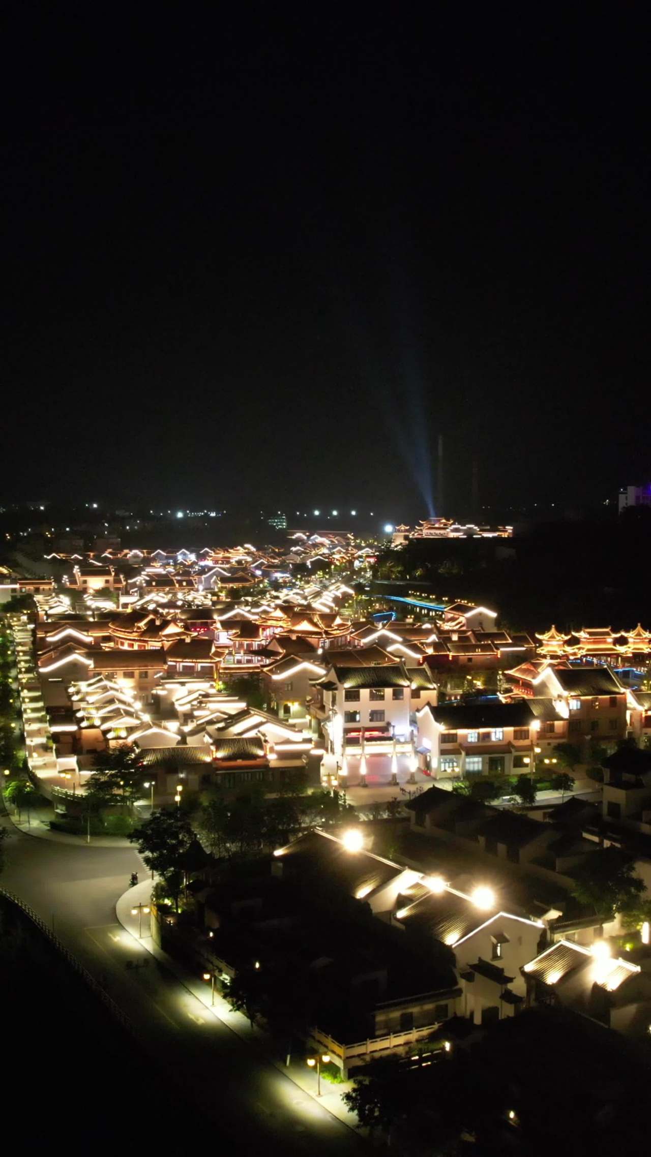 灯火辉煌的古街夜景