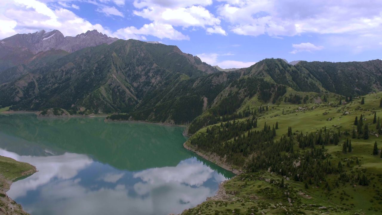 新疆地貌湖山峰山谷雪山森林