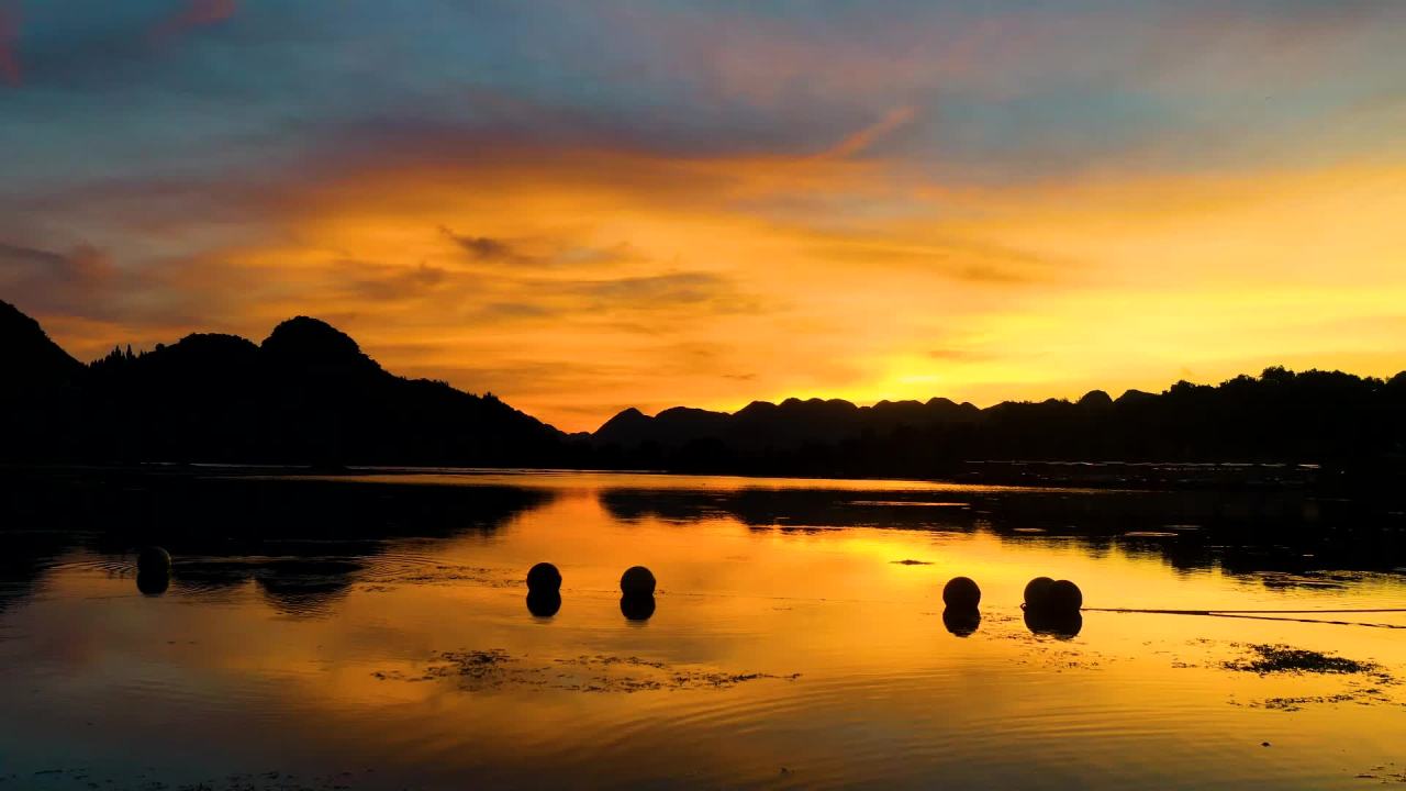清晨水面朝霞延时  大美山水风景
