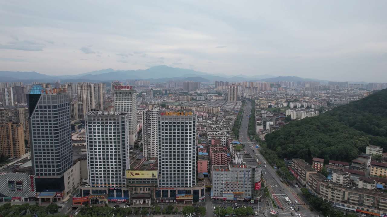 都市繁华与自然的交融