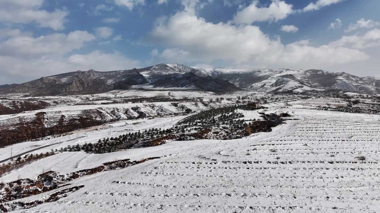 山峦田野沟壑山间公路雪后景象
