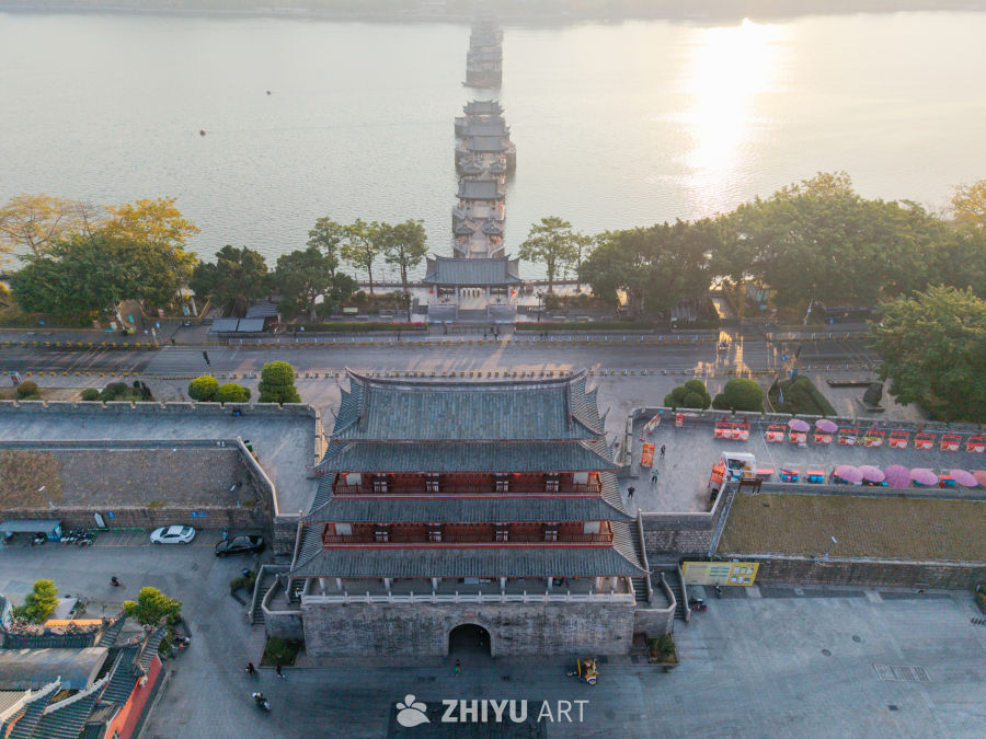 湖畔古桥航拍美景